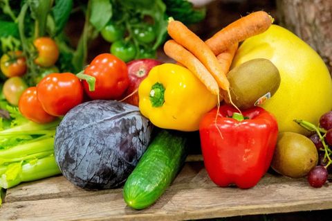 Veganer sollten auf eine carotinhaltige Ernährung achten, zum Beispiel mit Möhren, Tomaten, Spinat und Paprika. Foto: Zacharie S