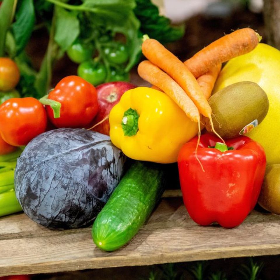 Veganer sollten auf eine carotinhaltige Ernährung achten, zum Beispiel mit Möhren, Tomaten, Spinat und Paprika. Foto: Zacharie S