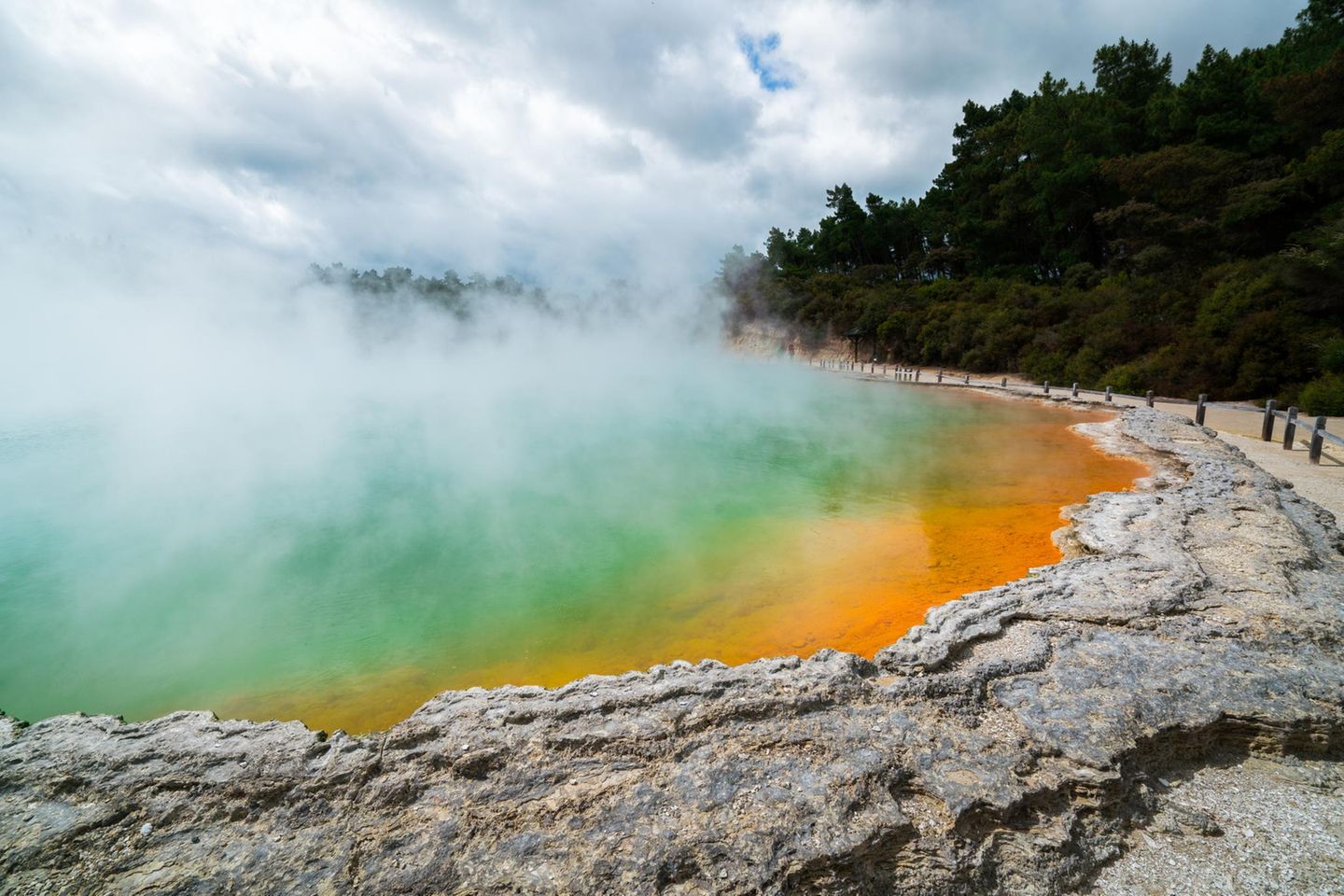 Champagne Pool: Perlende Farbenpracht Sonnenaufgang am Champagner Pool im Theramal Wunderland in Rotorua