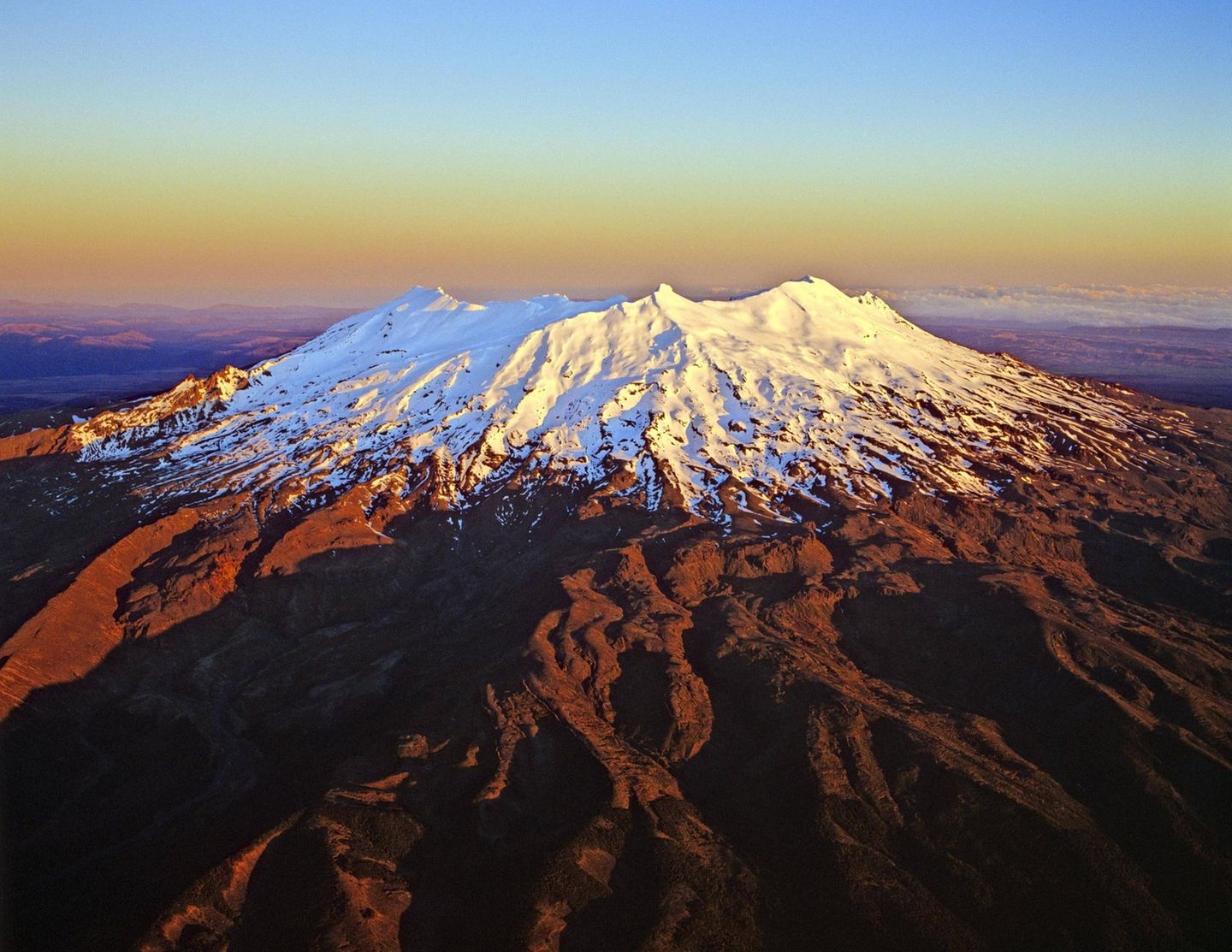 Mount Ruapehu: Vulkan unter Schnee Luftaufnahme des Mount Ruapehu auf der Nordinsel