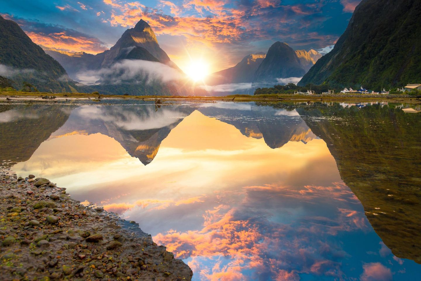 Der Milford Sound Fjord  im  Fiordland Nationalpark, Neuseeland