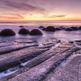 Die Moeraki Steine am Moeraki Strand im Sonnenuntergang