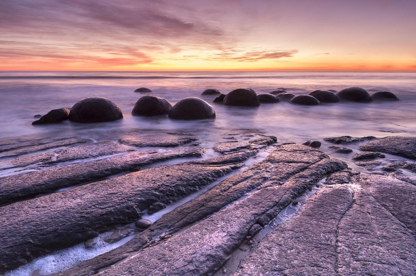 Die Moeraki Steine am Moeraki Strand im Sonnenuntergang