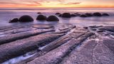 Die Moeraki Steine am Moeraki Strand im Sonnenuntergang