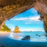 Ausblick von der Cathedral Cove zum Strand
