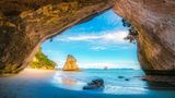 Ausblick von der Cathedral Cove zum Strand