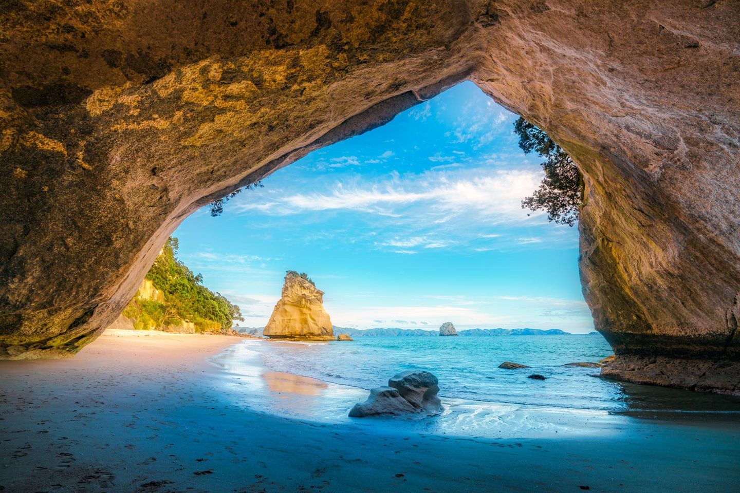 Ausblick von der Cathedral Cove zum Strand