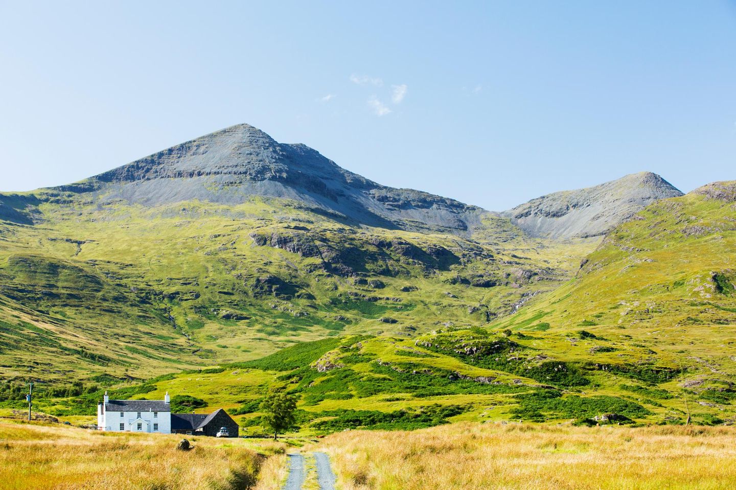 Was sollte man auf keinen Fall verpassen? An isolated house beneath Ben More on the Isle of Mull, Scotland, UK