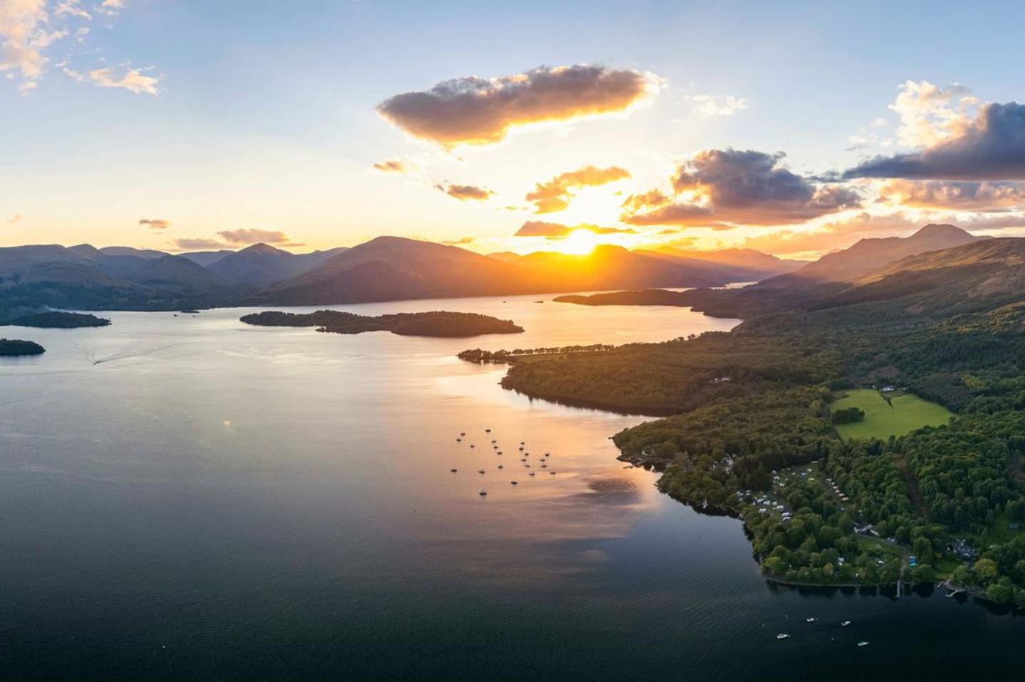 Wo liegt der Loch Lomond and the Trossachs Nationalpark? Sonnenuntergang über Loch Lomond von Milarrochy Bay, Trossachs National Park, Südschottland, UK