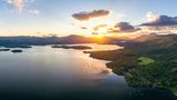 Wo liegt der Loch Lomond and the Trossachs Nationalpark? Sonnenuntergang über Loch Lomond von Milarrochy Bay, Trossachs National Park, Südschottland, UK