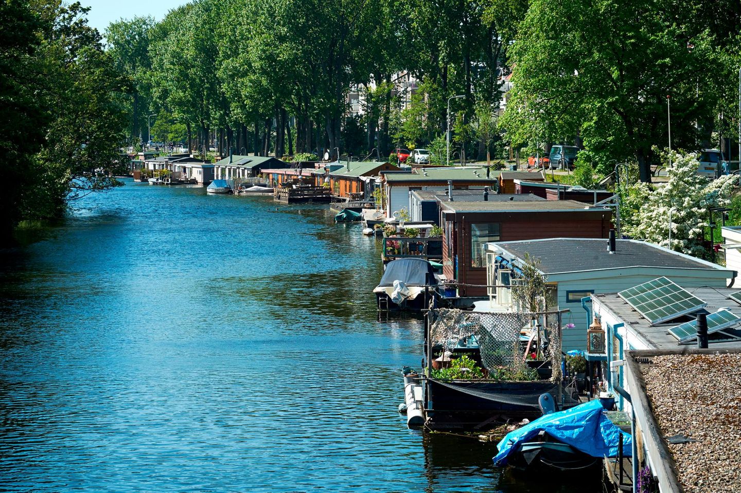 Den Haag mit Hausbooten im Kanal
