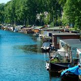 Den Haag mit Hausbooten im Kanal