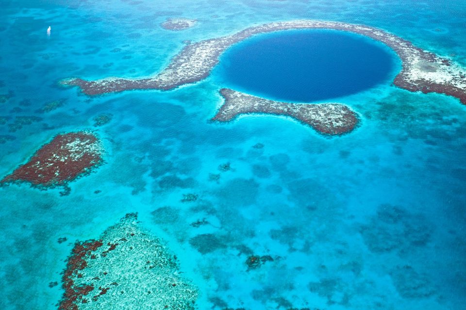 Das Blue Hole im Belize-Barrier-Riff ist einer des beliebtesten Tauchspots des Landes. 1.5004