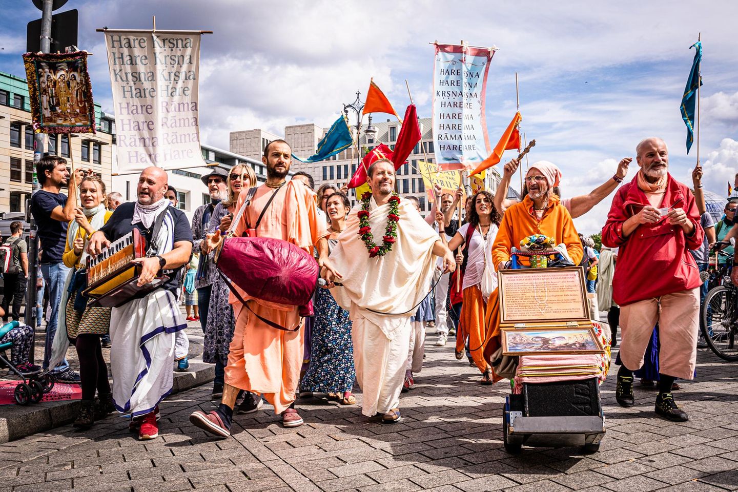 musizierende Menschen mit bunten Gewändern und Hare Krishna Fahnen musizierende Menschen mit bunten Gewändern und Hare Krishna Fahnen