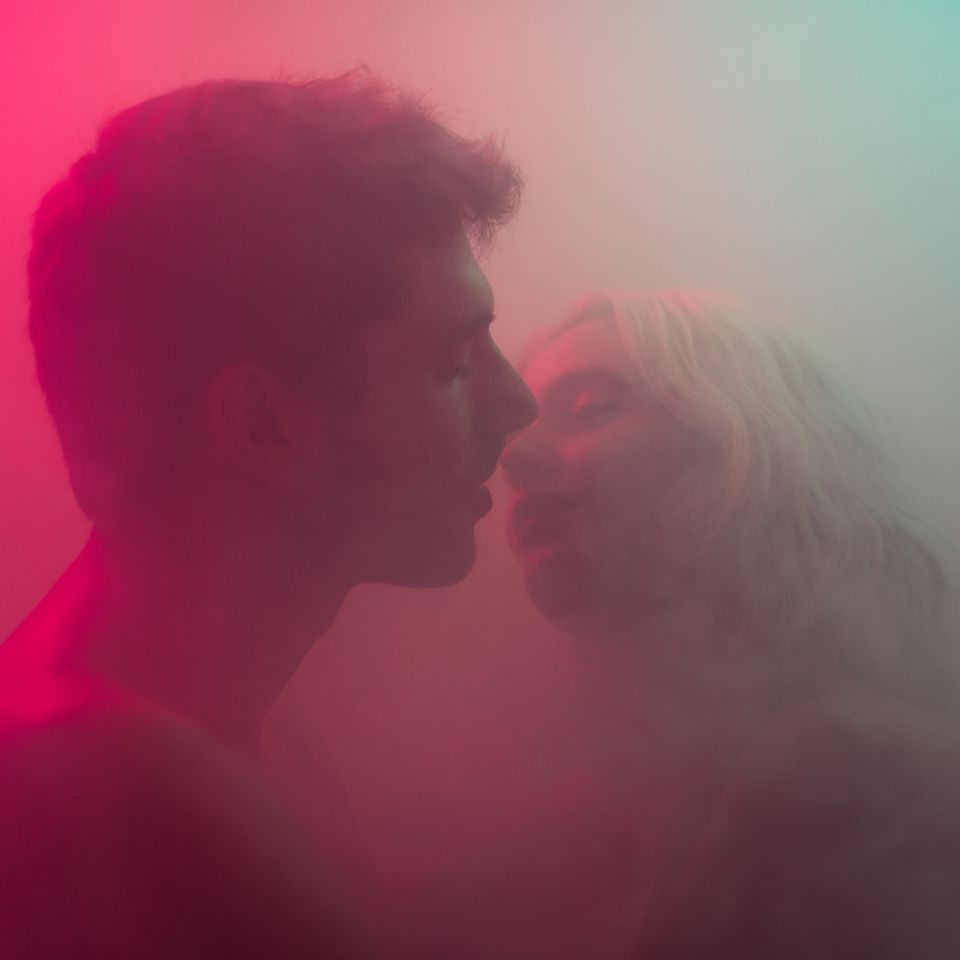 In manchen Beziehungen lohnt der prüfende Blick, wen man gerade küsst. Aber sind anstrengende Partner immer gleich "toxisch"?   