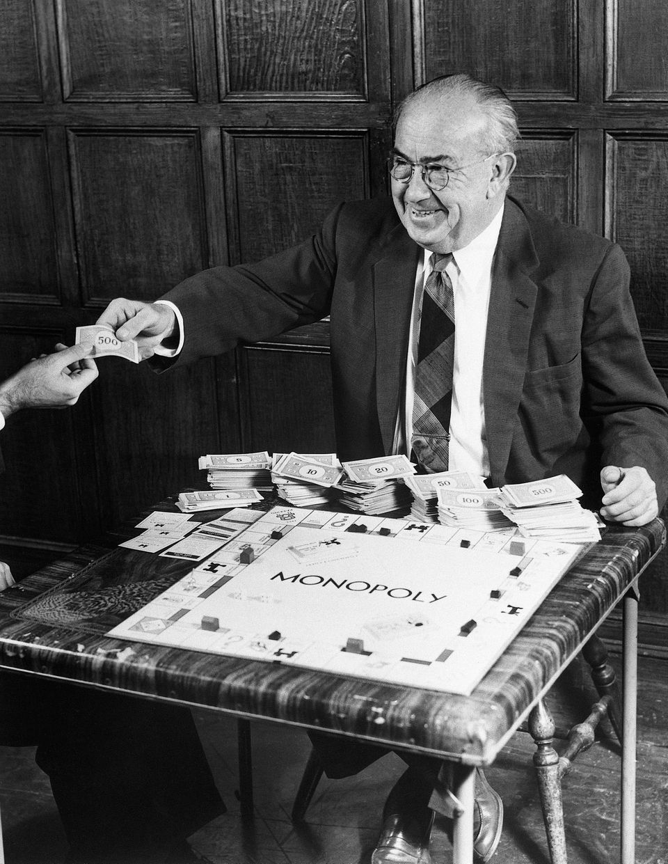 Charles Darrow, Vertreter für Heizungen, entdeckt "Monopoly" während eines Spieleabends bei Freunden. Er vermarktet das Spiel, das ihn schließlich zum Millionär macht  