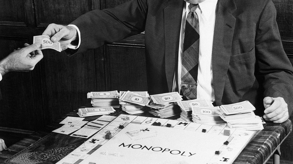 Charles Darrow, Vertreter für Heizungen, entdeckt "Monopoly" während eines Spieleabends bei Freunden. Er vermarktet das Spiel, das ihn schließlich zum Millionär macht  