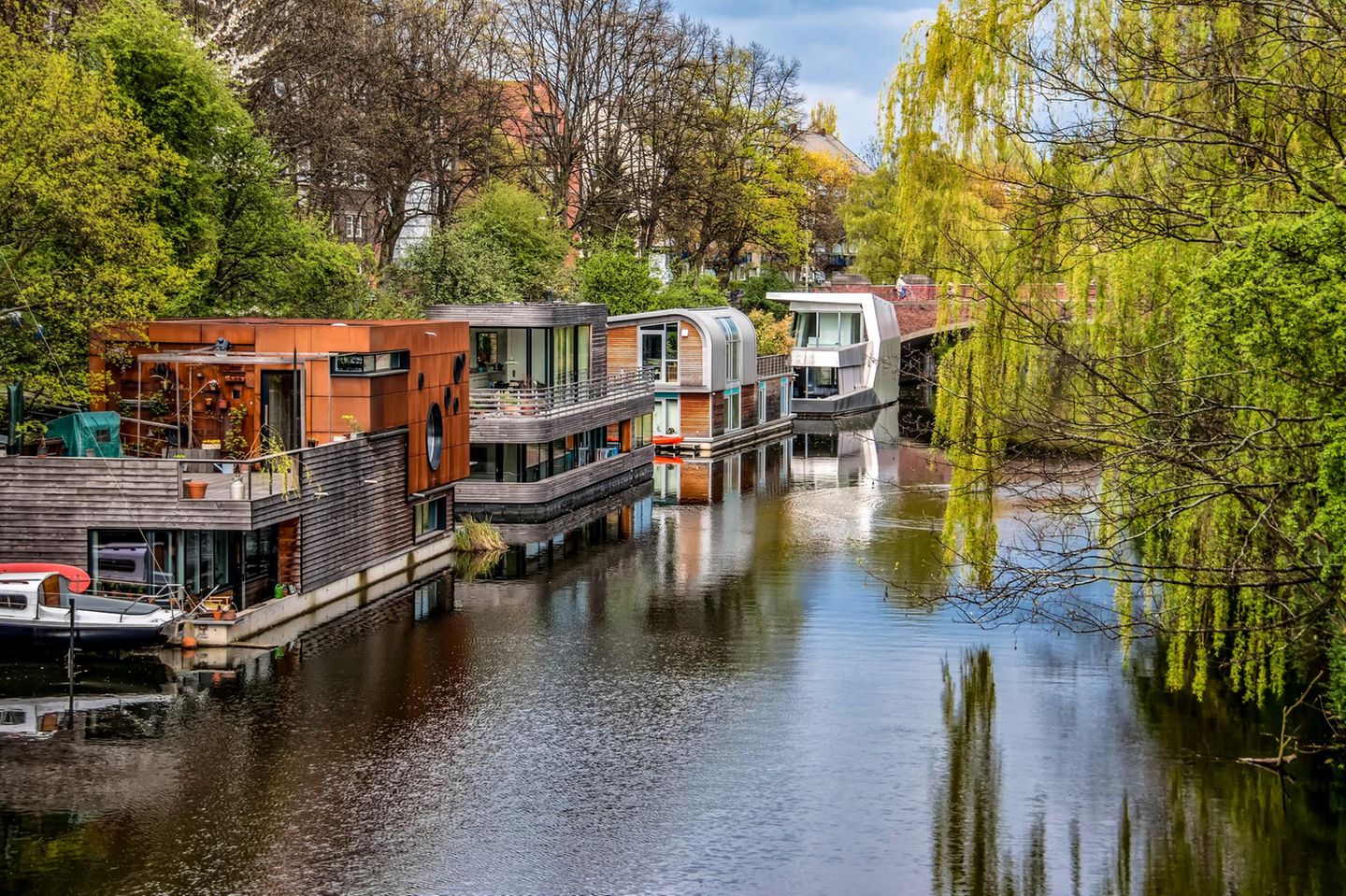 Hamburg: Auf dem Wasser und mitten in der Stadt Hausboote im Eilbekkanal, Hamburg