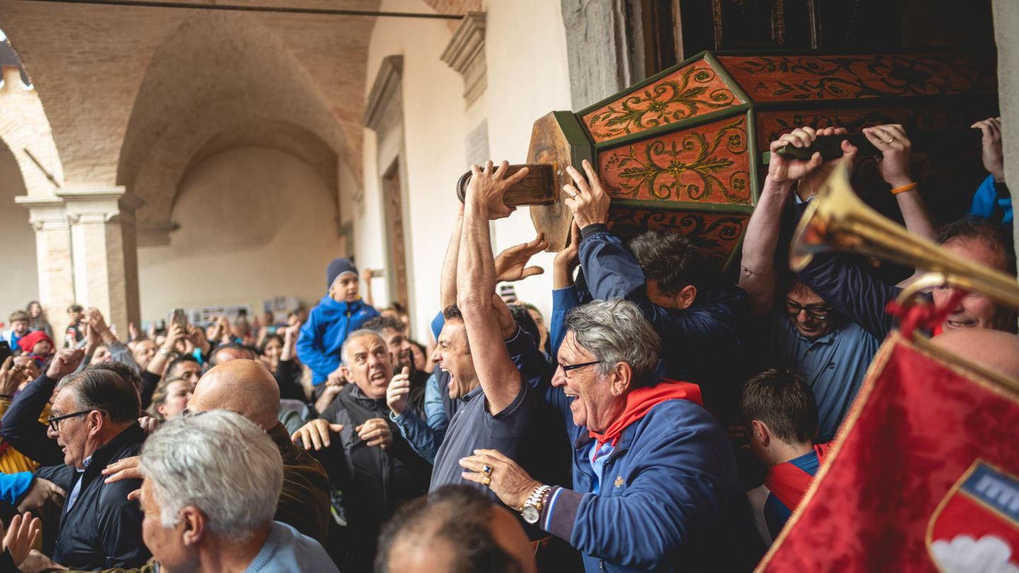 Umbrien: Mit Trommeln, Scherben und Heiligen: Der verrückte Kerzenlauf von Gubbio | GEOplus