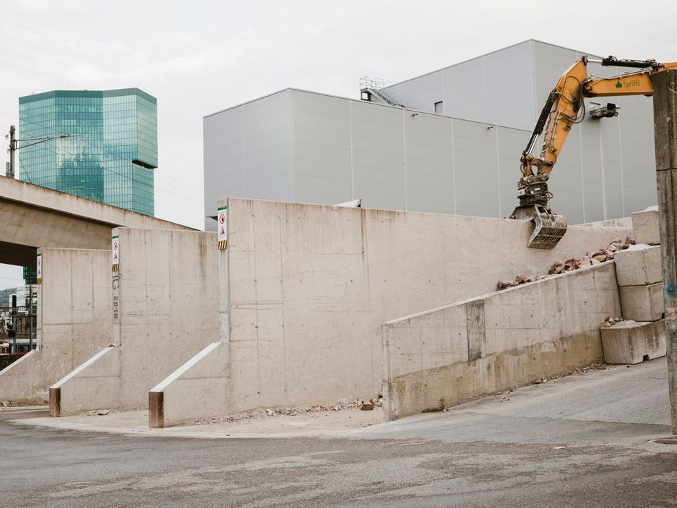 Entsiegelung: Beton und Asphalt machen Böden undurchlässig für Wasser und Luft Beton und Asphalt machen Böden undurchlässig für Wasser und Luft