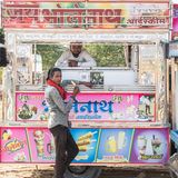 Nach oft über 1000 Kilometern an ihrem Zielort angekommen, mieten die Eisverkäufer eine Unterkunft zum Übernachten und stellen dort den Nachschub her. Ohne Zusatzstoffe, darauf legen Gangapurs Eisproduzenten angeblich Wert. Einen Teil des Profits schicken sie in die Heimat. Ihre Einnahmen übersteigen nach eigenen Angaben weit jene durch Farmarbeit. Ihre Strategie scheint auf Erfolgskurs zu liegen: Die Nachfrage nach Eiscreme und somit der Konsum hat sich in Indien im vergangenen Jahrzehnt vervierfacht. Pro Kopf verbraucht das Land jährlich um die 1,6 Liter der süßen Masse. Vor 13 Jahren waren es noch 400 Milliliter.