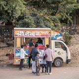 Inzwischen gelten die umgebauten Modelle als charakteristisch für Gangapur. Ihre Aufmachung sorgt selbst auf 500 Meter Entfernung für einen Erkennungseffekt. Ein Youtuber mit knapp 53.000 Subscribern bietet den Erbauern eine Verkaufsplattform und hat den Berühmtheitsgrad der Wagen nochmals gepuscht. Die italienischen Fotografen Federico Borella und Michela Balboni haben sich auf den Weg nach Indien gemacht und die umgebauten Laster samt ihrer Besitzer bildlich eingefangen.