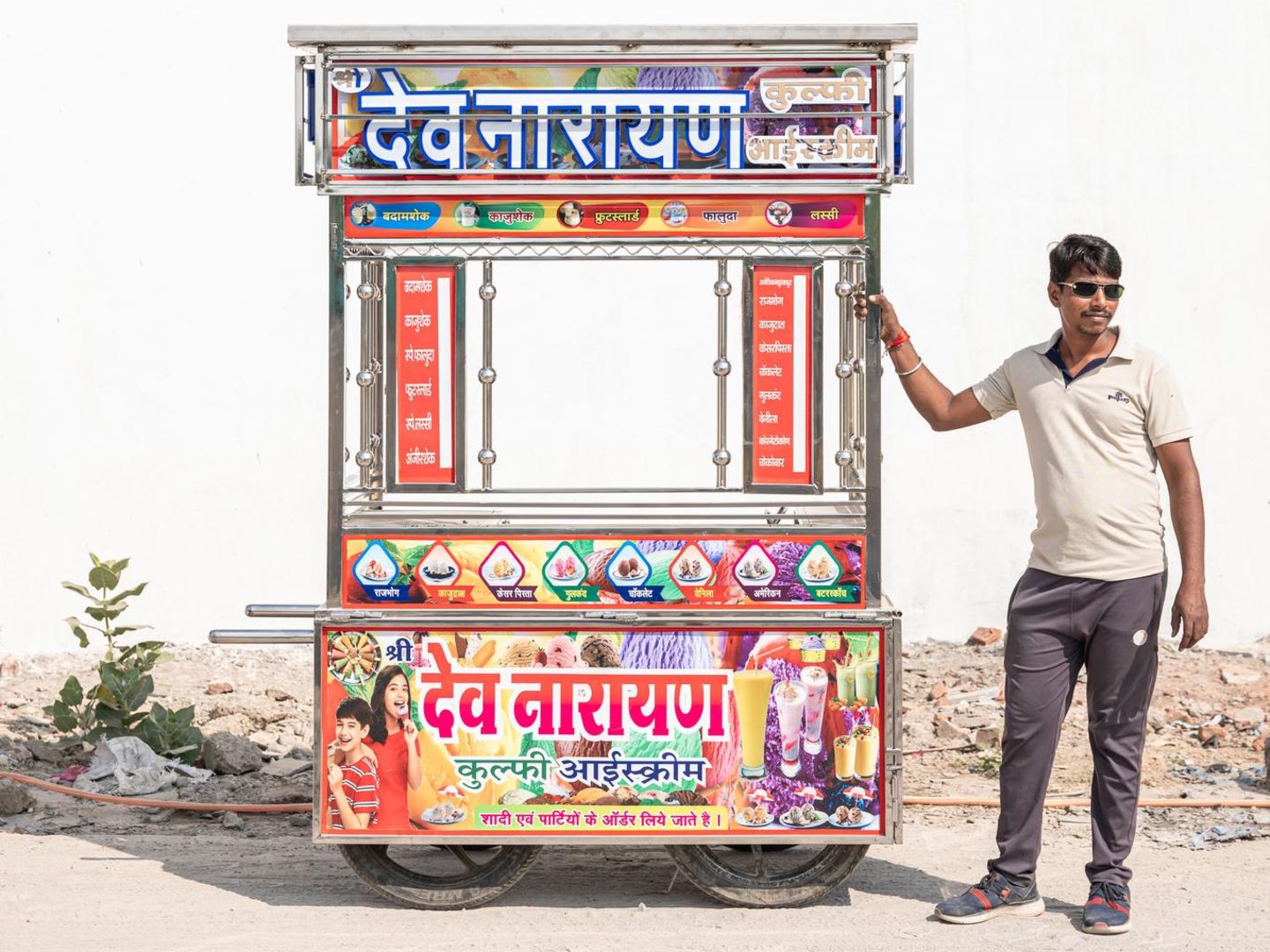 Eisverkäufer Narayan Lohar vor seinem Laden auf Rädern Durch die Vorliebe für das Dessert der oberen Mittelschicht Indiens, kann sich der ärmere Landstrich ordentliche Mahlzeiten leisten, Häuser aus Beton bauen und Brunnen bohren. Zudem produziert der Industriezweig etliche weitere Arbeitsplätze. Die Hersteller für LKWs und Gefrierschränke profitieren genauso, wie die staatlichen Molkereien. Jeder der Zubehör zum Verkauf der Süßigkeit feil bietet, kann ein Stückchen des neuen Wohlstandes einheimsen. Im November kehren die Eiscreme-Emigranten nach Hause zurück. Um ihre Familien zu besuchen und die "kleinen Elefanten" zu warten.