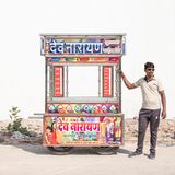 Durch die Vorliebe für das Dessert der oberen Mittelschicht Indiens, kann sich der ärmere Landstrich ordentliche Mahlzeiten leisten, Häuser aus Beton bauen und Brunnen bohren. Zudem produziert der Industriezweig etliche weitere Arbeitsplätze. Die Hersteller für LKWs und Gefrierschränke profitieren genauso, wie die staatlichen Molkereien. Jeder der Zubehör zum Verkauf der Süßigkeit feil bietet, kann ein Stückchen des neuen Wohlstandes einheimsen. Im November kehren die Eiscreme-Emigranten nach Hause zurück. Um ihre Familien zu besuchen und die "kleinen Elefanten" zu warten. 