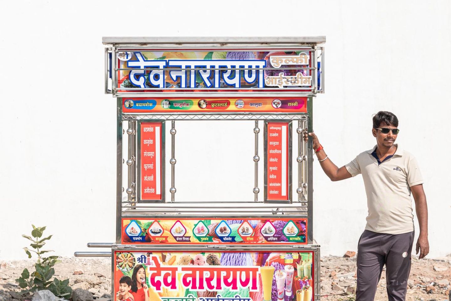 Eisverkäufer Narayan Lohar vor seinem Laden auf Rädern Durch die Vorliebe für das Dessert der oberen Mittelschicht Indiens, kann sich der ärmere Landstrich ordentliche Mahlzeiten leisten, Häuser aus Beton bauen und Brunnen bohren. Zudem produziert der Industriezweig etliche weitere Arbeitsplätze. Die Hersteller für LKWs und Gefrierschränke profitieren genauso, wie die staatlichen Molkereien. Jeder der Zubehör zum Verkauf der Süßigkeit feil bietet, kann ein Stückchen des neuen Wohlstandes einheimsen. Im November kehren die Eiscreme-Emigranten nach Hause zurück. Um ihre Familien zu besuchen und die "kleinen Elefanten" zu warten.