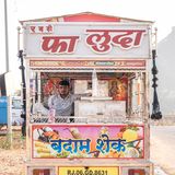 So begannen die Menschen Verkaufskabinen aus glänzendem Edelstahl zu bauen, verzieren sie mit Lichterketten, Leuchtreklamen und Plakaten in Farben, die Althippies an einen LSD-Trip erinnern. Dann setzen sie die Konstruktionen auf einen fahrbaren Untersatz. Mit Vorliebe auf die Minilaster Marke Tata Ace. Auf den Bauernhöfen Rajasthans standen sie durch die Mangelernten nutzlos herum. In Gangapur erhalten die LKWs als Eiswagen ein neues Leben. In der hinduistischen Umgangssprache heißen sie "Chota Hathi" – kleine Elefanten. Angeblich können sie einen solchen auch transportieren.