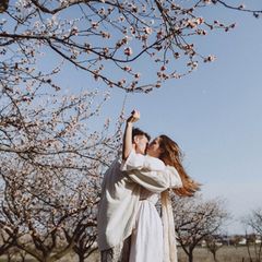 Frau und Mann haben Frühlingsgefühle