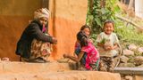 Alte Frau mit Kindern