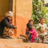 Alte Frau mit Kindern