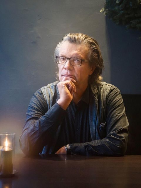 Ralf Konersmann in nachdenklicher Pose