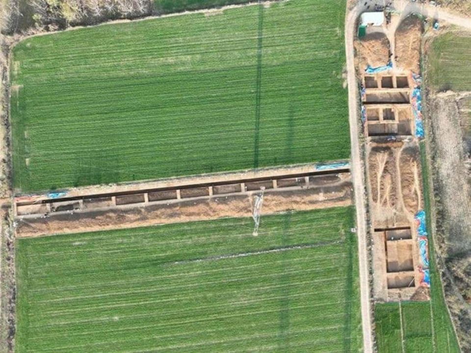 Ausgrabungsflächen inmitten von grünen Feldern aus der Vogelperspektive