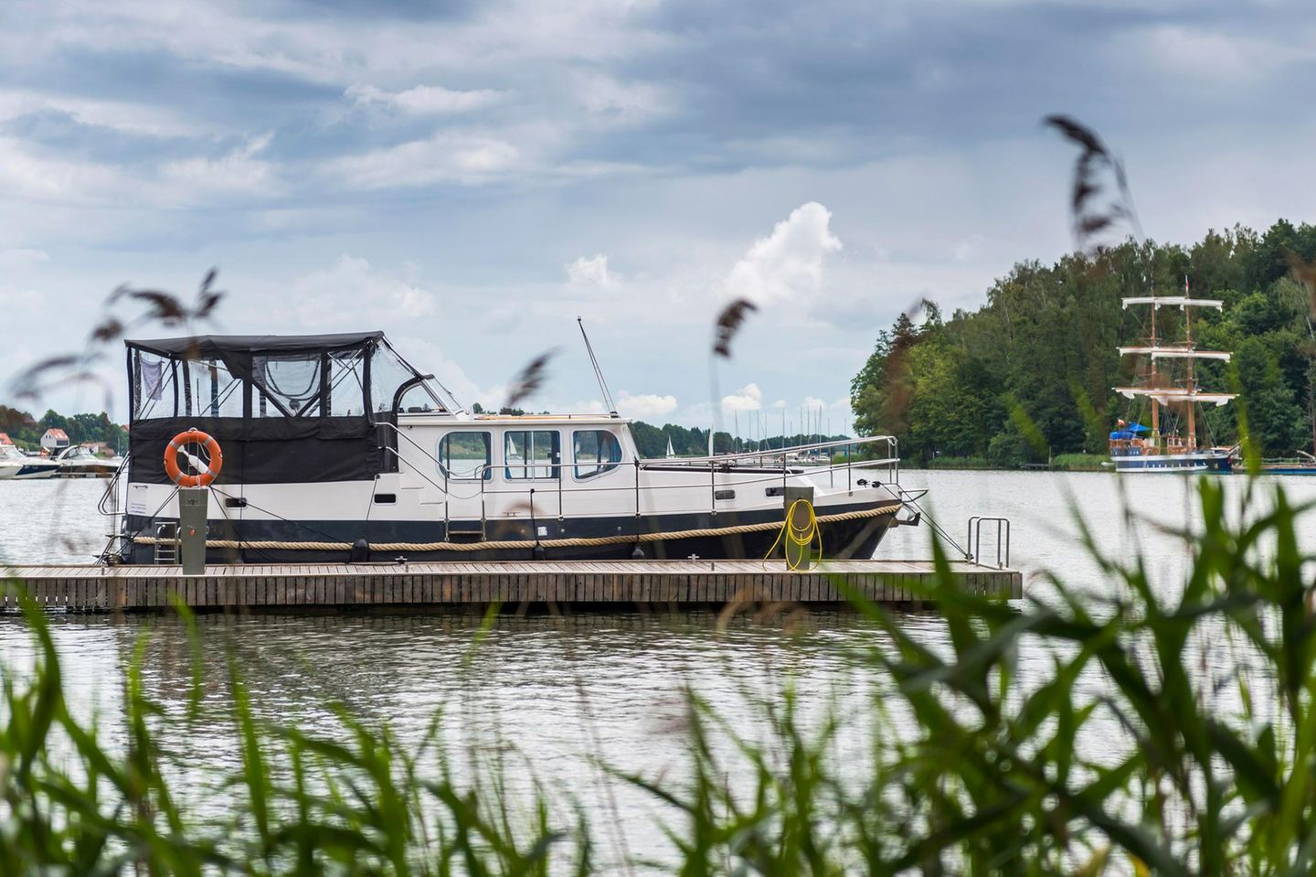 Polen: Im Seenlabyrinth Hausboot auf der Masurischen Seenplatte am Anleger