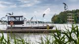 Hausboot auf der Masurischen Seenplatte am Anleger