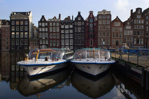 Zwei Elektoboote in Gracht in Amsterdam