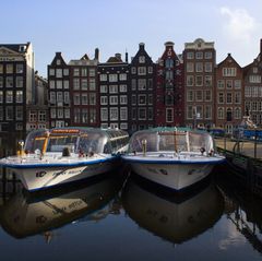 Zwei Elektoboote in Gracht in Amsterdam