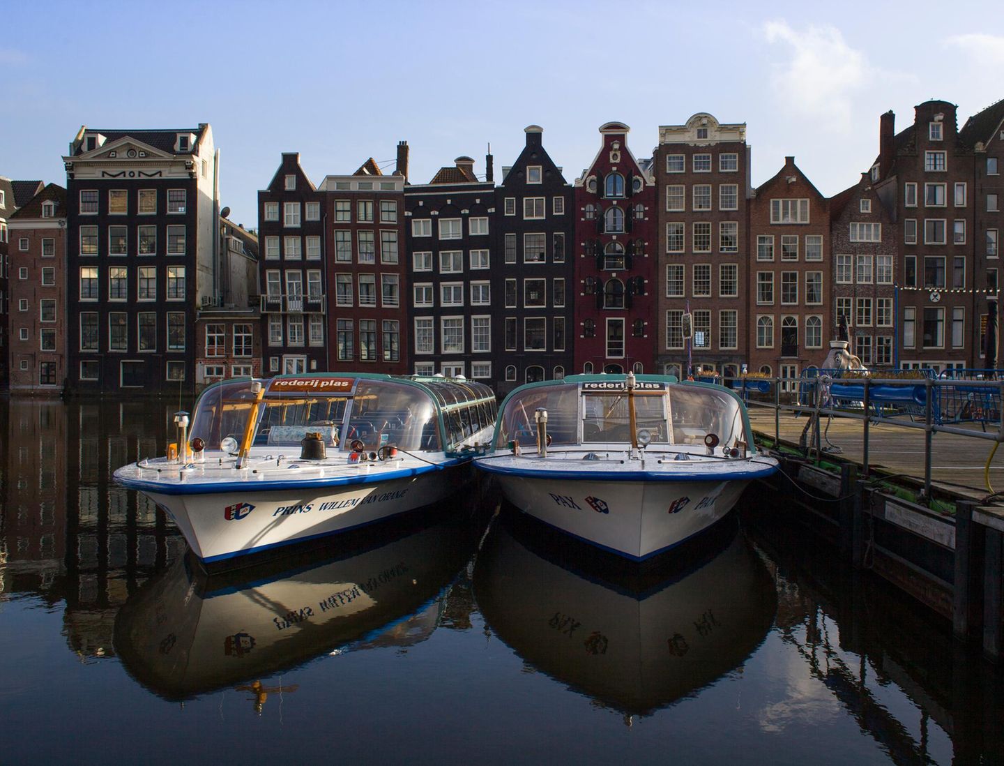 Zwei Elektoboote in Gracht in Amsterdam