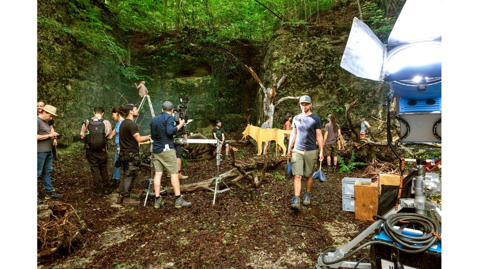 Vorbildfunktion: Zunächst werden die Szenen mit einem Wolfsdouble aus Holz gedreht. Erst in der Nachbearbeitung wird Wölfin Lubine reingeschnitten