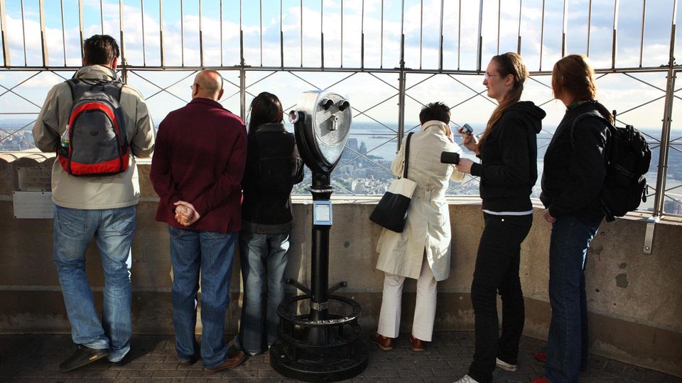 Touristen auf der Aussichtsplattform des Empire State Building Touristen auf der Aussichtsplattform des Empire State Building