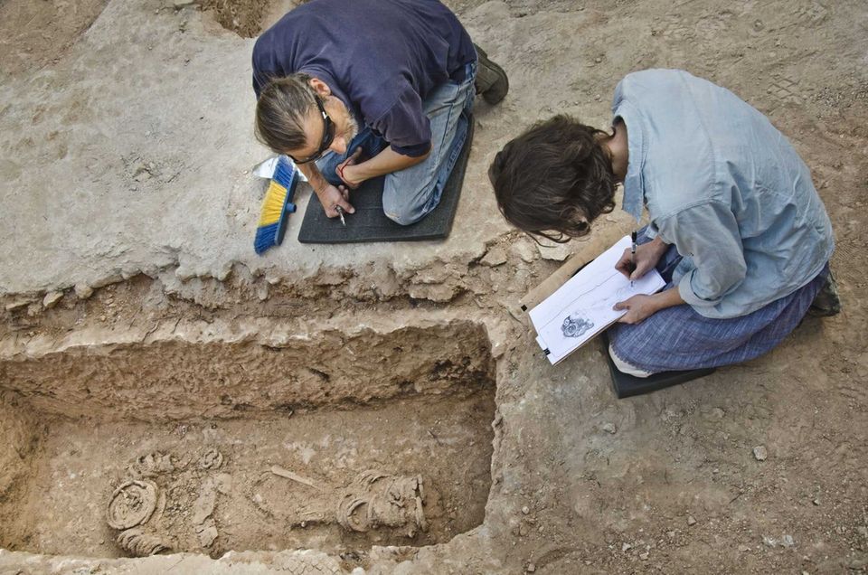 Archäologen dokumentieren das mit Skelett der Nonne