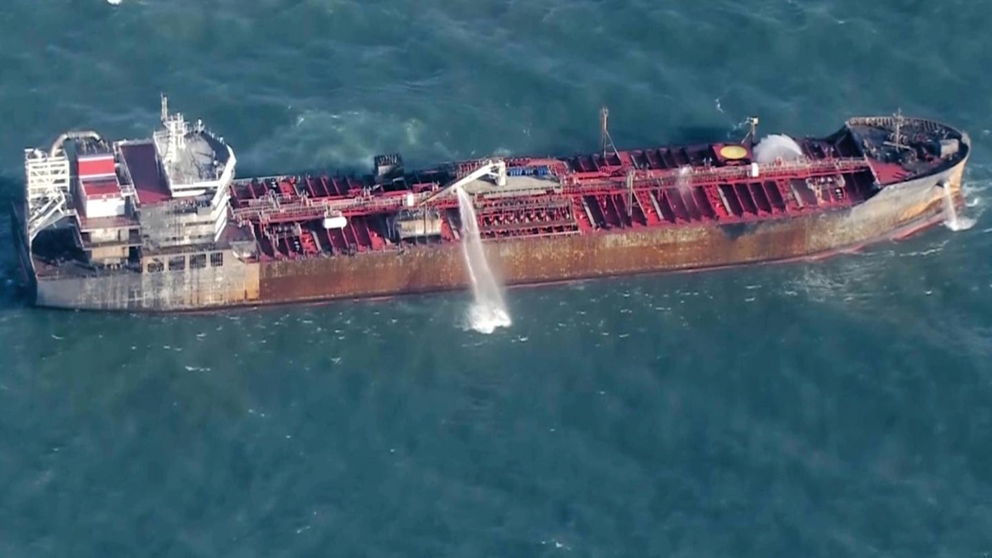 Der Tanker "Stena Immaculate" treibt nach der Kollision mit einem Frachter manövrierunfähig in der Nordsee vor der Küste Ostenglands