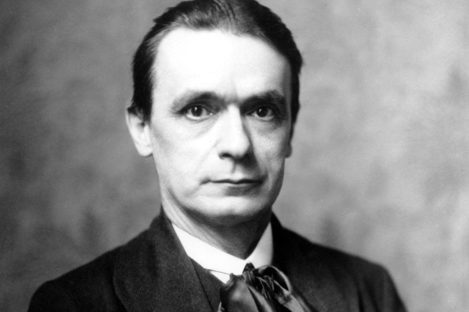 Rudolf Steiner blickt in Kamera 0.7666