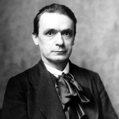 Rudolf Steiner blickt in Kamera
