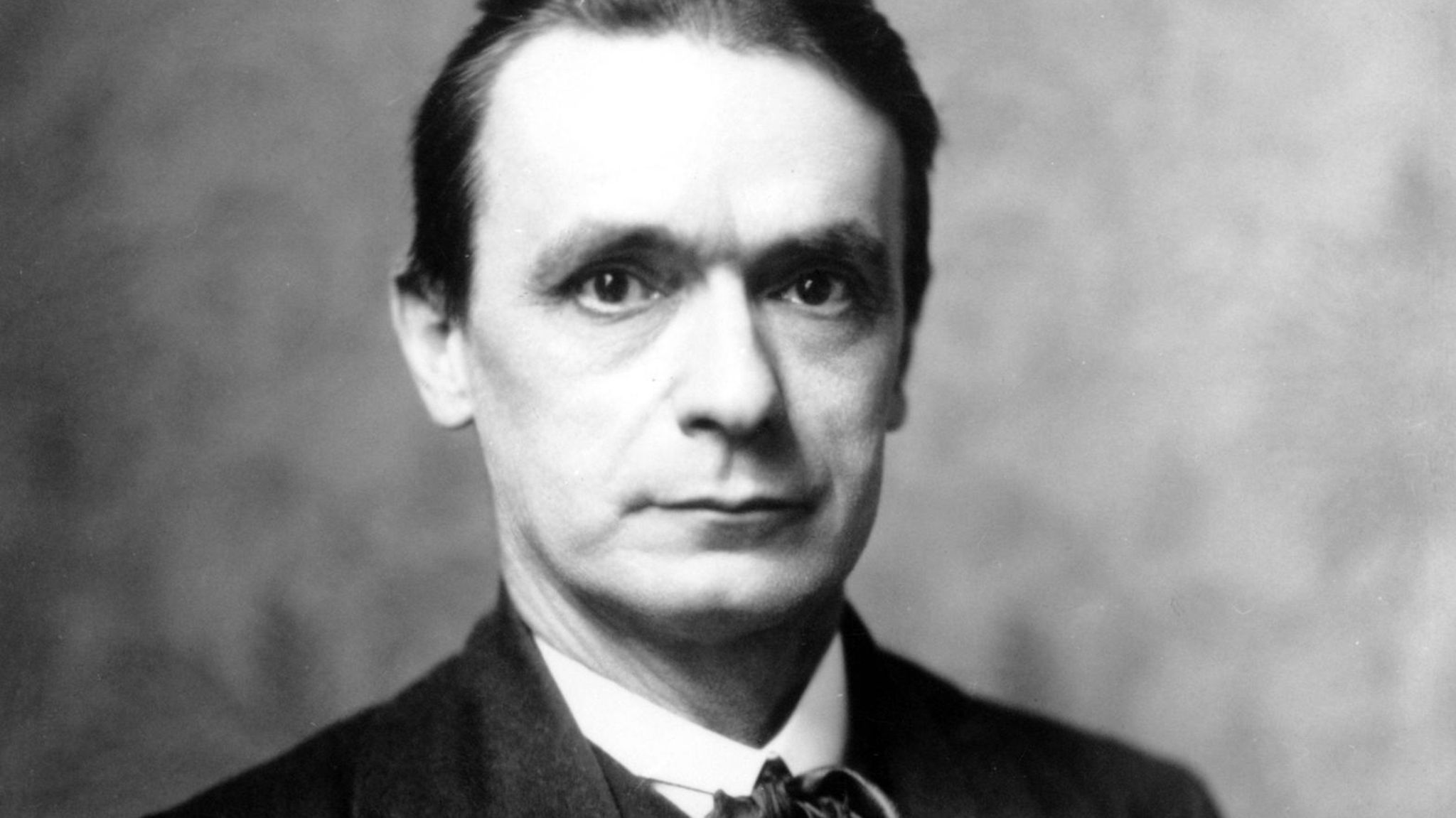 Rudolf Steiner blickt in Kamera
