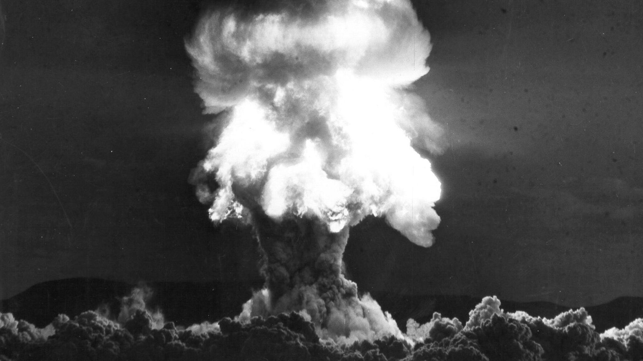 Schwarzweiß-Bild eines Atompilzes