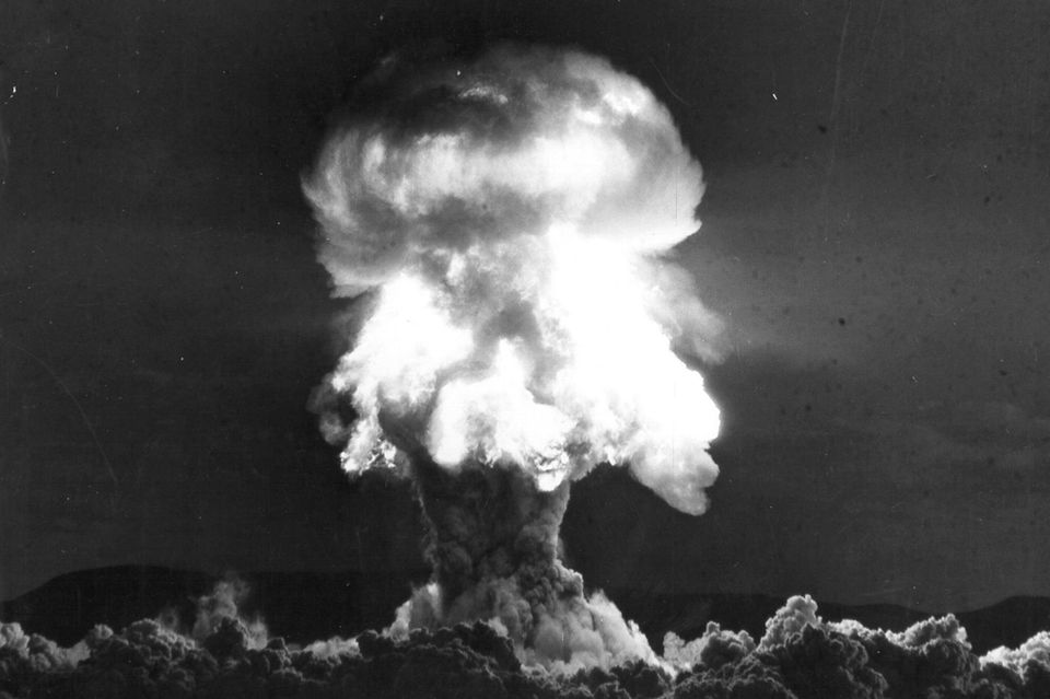 Schwarzweiß-Bild eines Atompilzes 1.2442
