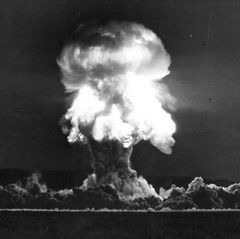 Schwarzweiß-Bild eines Atompilzes
